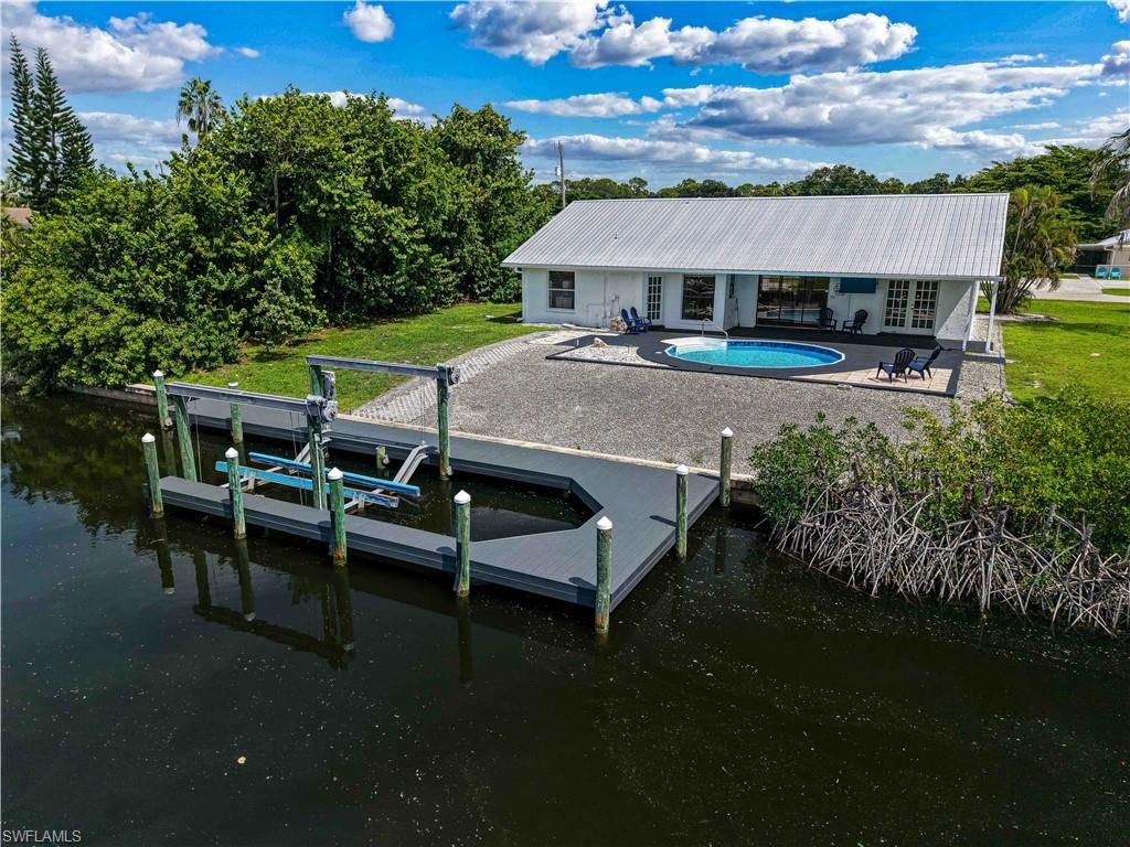 Image 5 of property listing at 1106 SE 23rd PL, Cape Coral, FL 33990