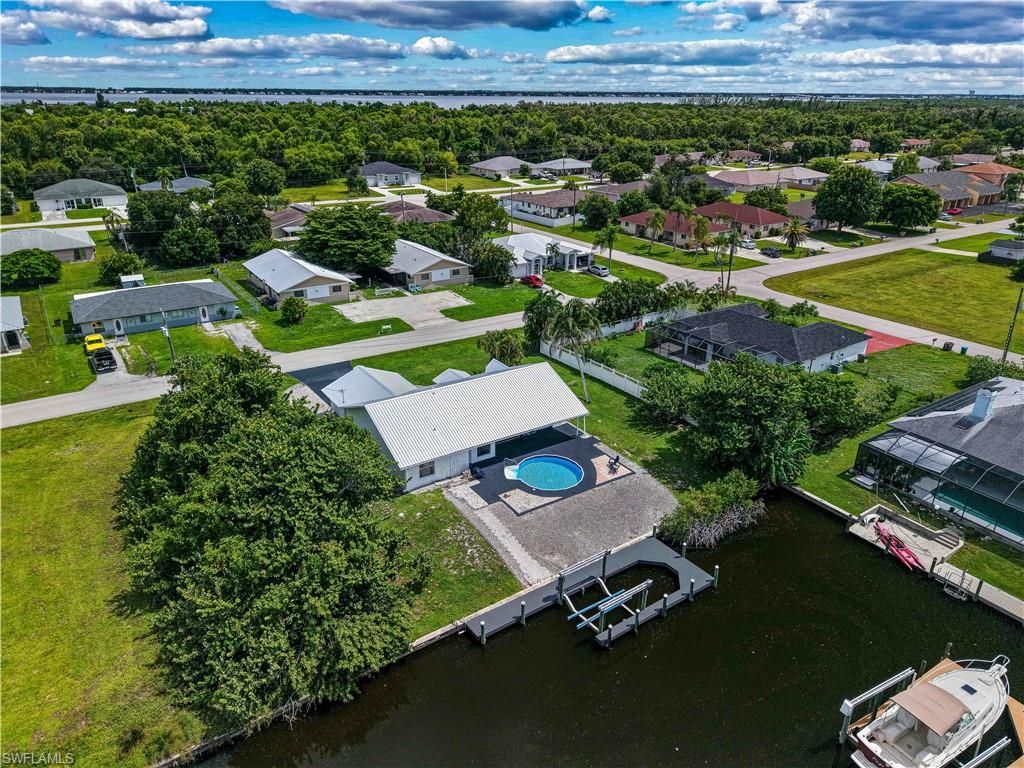 Image 7 of property listing at 1106 SE 23rd PL, Cape Coral, FL 33990