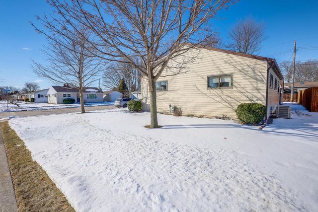 3504 Forest CIRCLE, Manitowoc, WI 54220