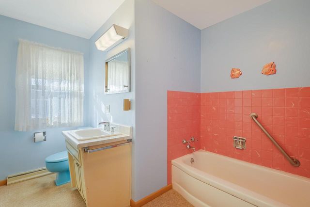 3504 Forest CIRCLE, Manitowoc, WI 54220