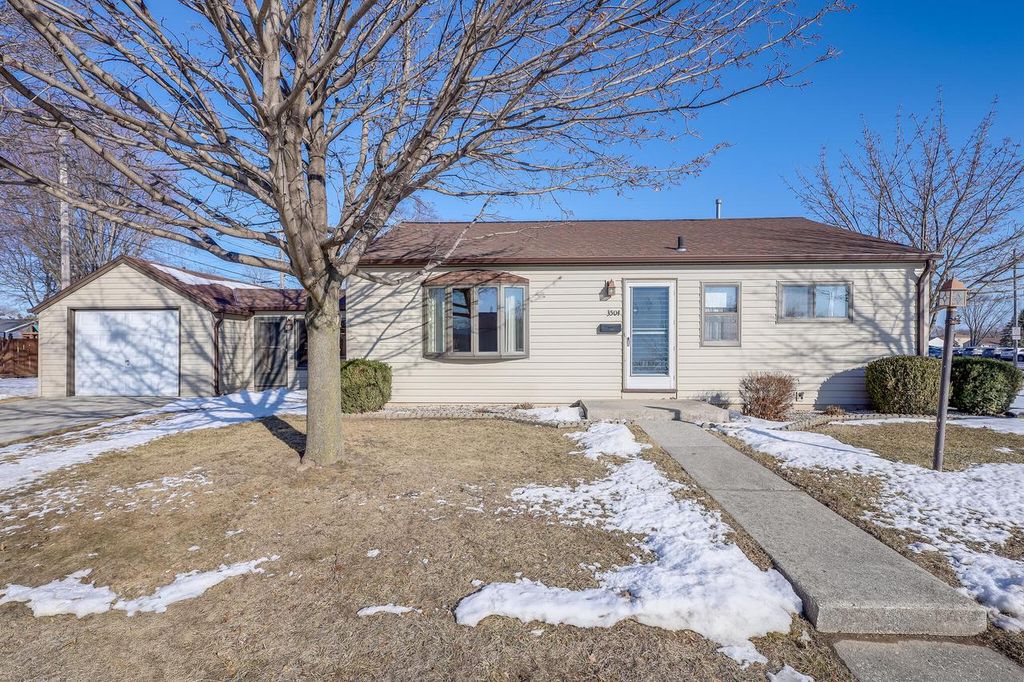 3504 Forest CIRCLE, Manitowoc, WI 54220