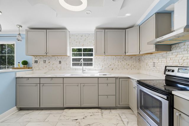 714 E Picasso Circle, Defuniak Springs, FL 32433