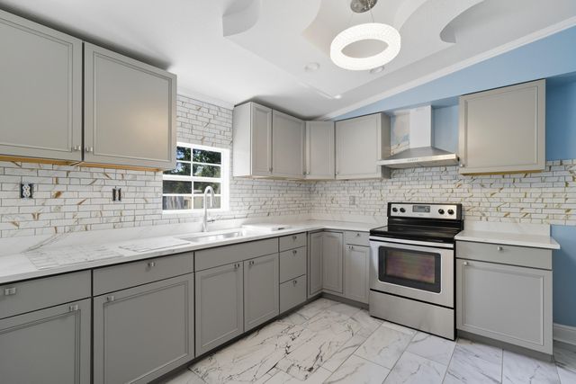 714 E Picasso Circle, Defuniak Springs, FL 32433