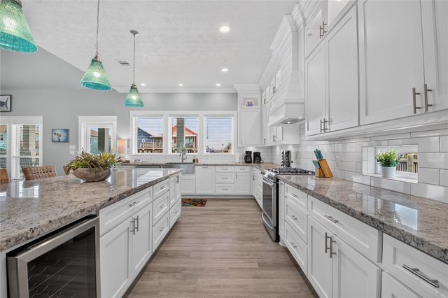 866 Kahla Drive, Crystal Beach, TX 77650