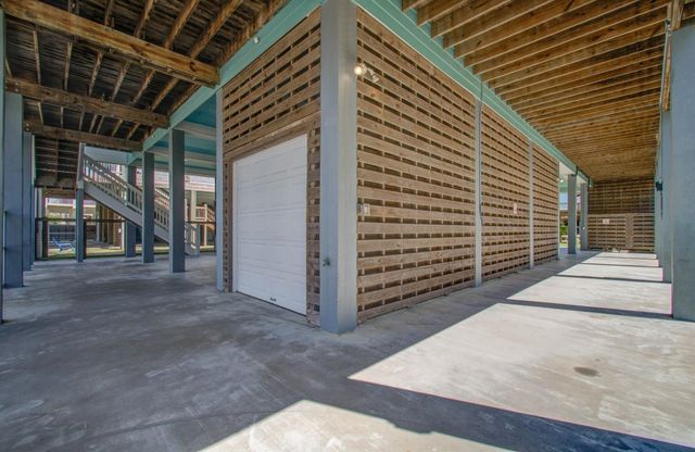 866 Kahla Drive, Crystal Beach, TX 77650