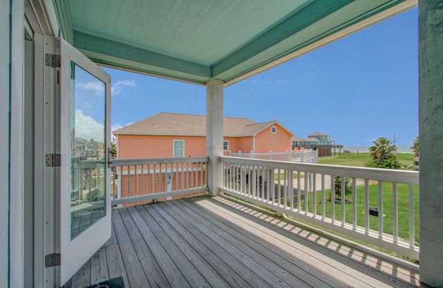 866 Kahla Drive, Crystal Beach, TX 77650