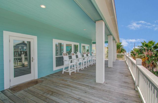 866 Kahla Drive, Crystal Beach, TX 77650
