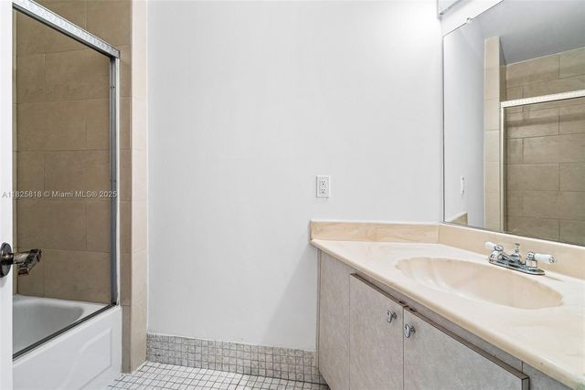 616 Briarwood Cir 1-44, Hollywood, FL 33024