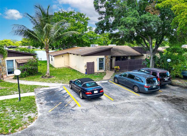 616 Briarwood Cir 1-44, Hollywood, FL 33024