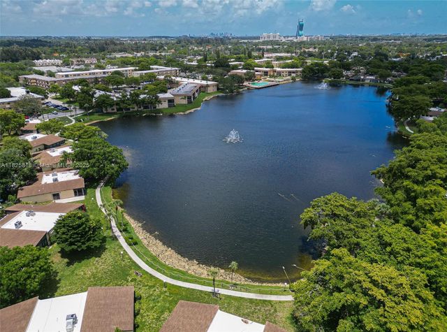 616 Briarwood Cir 1-44, Hollywood, FL 33024