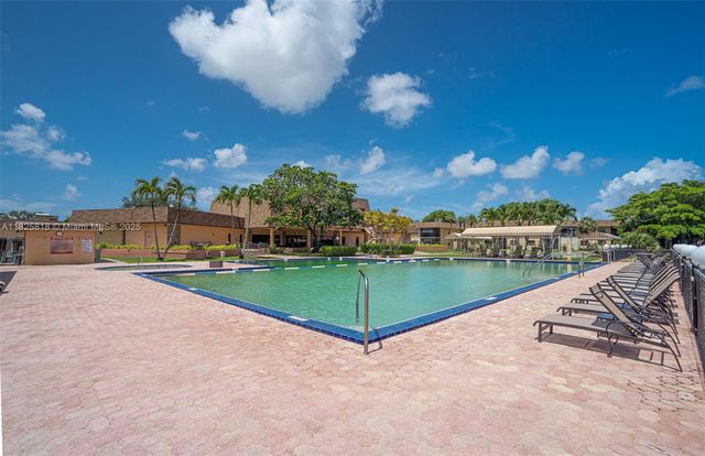 616 Briarwood Cir 1-44, Hollywood, FL 33024