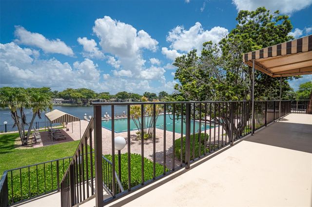 616 Briarwood Cir 1-44, Hollywood, FL 33024