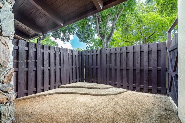 616 Briarwood Cir 1-44, Hollywood, FL 33024