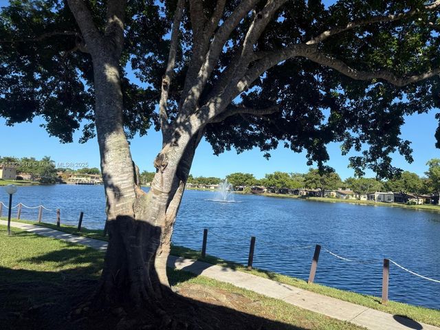 616 Briarwood Cir 1-44, Hollywood, FL 33024