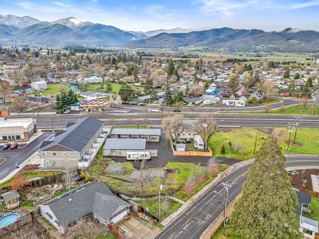 70 Suncrest Road, Talent, OR 97540