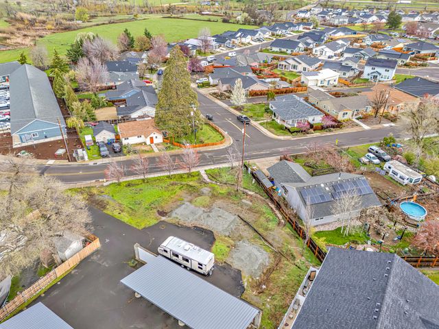 70 Suncrest Road, Talent, OR 97540
