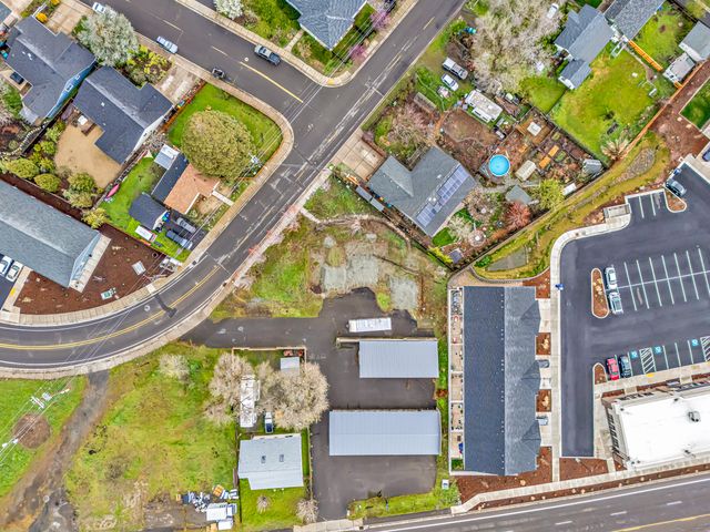 70 Suncrest Road, Talent, OR 97540