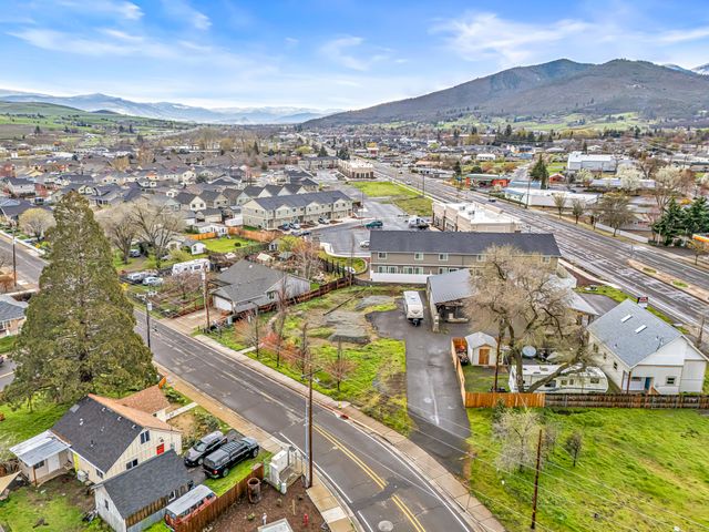 70 Suncrest Road, Talent, OR 97540