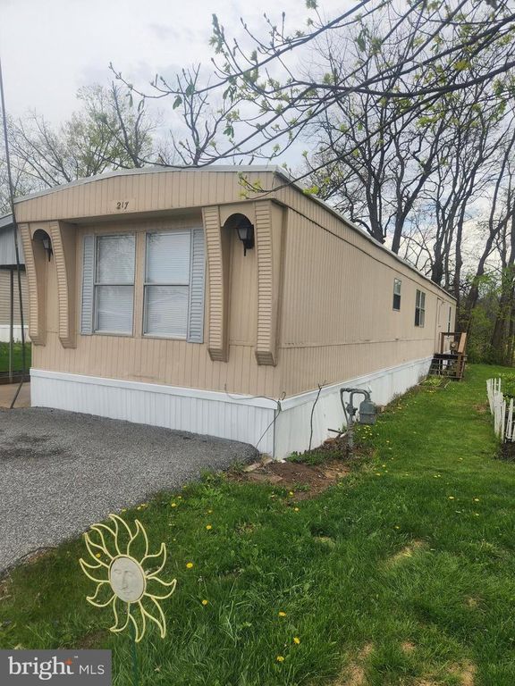 217 WALDORF DR, York, PA 17404