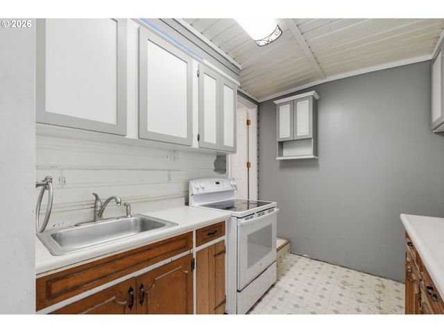 2580 PIONEER Pike, Eugene, OR 97401