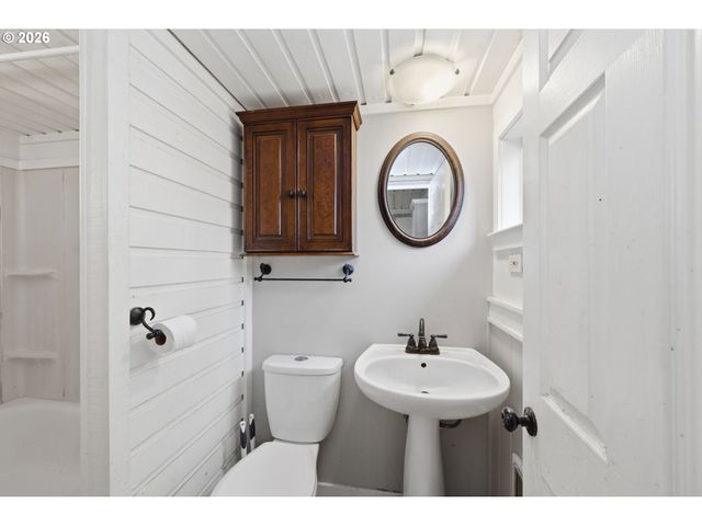 2580 PIONEER Pike, Eugene, OR 97401