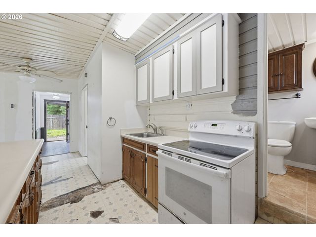 2580 PIONEER Pike, Eugene, OR 97401