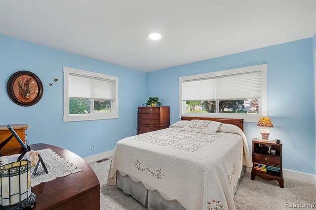 5080 E Atherton Road, Burton, MI 48519
