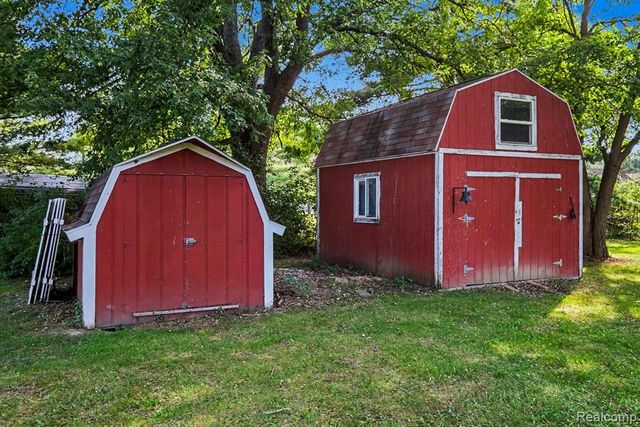 5080 E Atherton Road, Burton, MI 48519