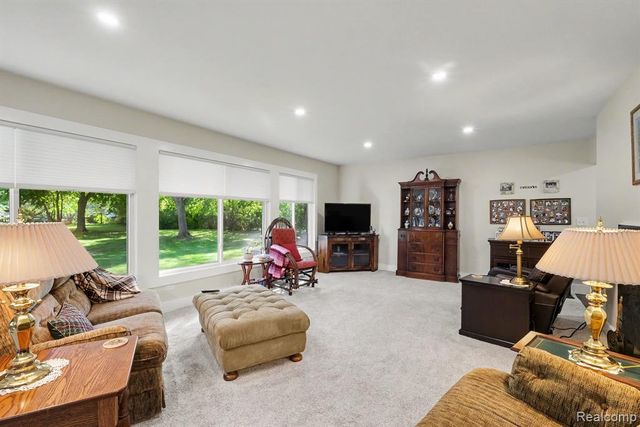 5080 E Atherton Road, Burton, MI 48519