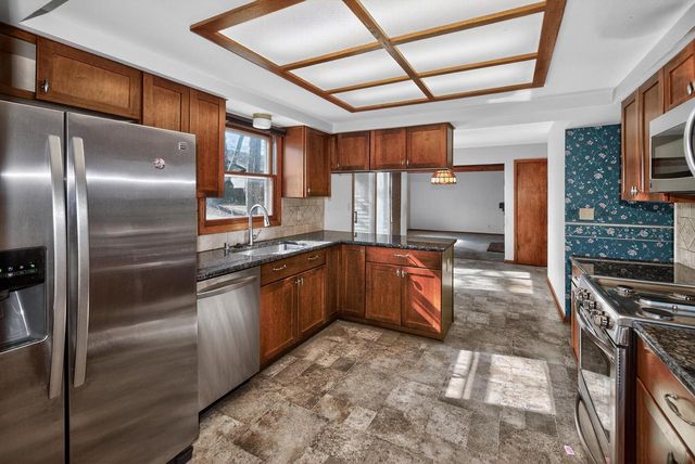 13755 W Crawford DRIVE, New Berlin, WI 53151