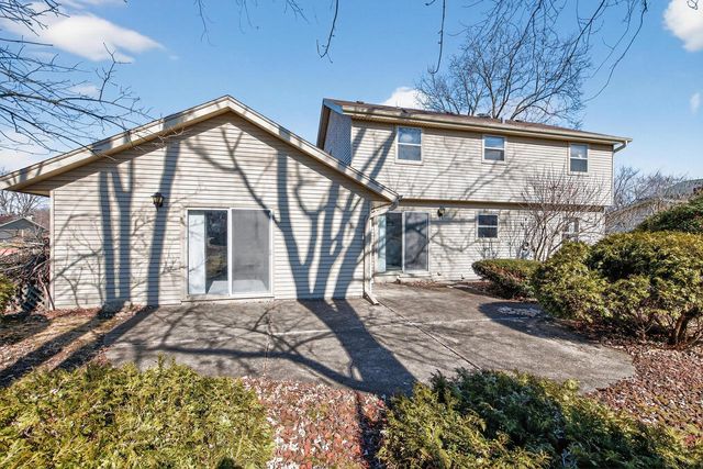 13755 W Crawford DRIVE, New Berlin, WI 53151