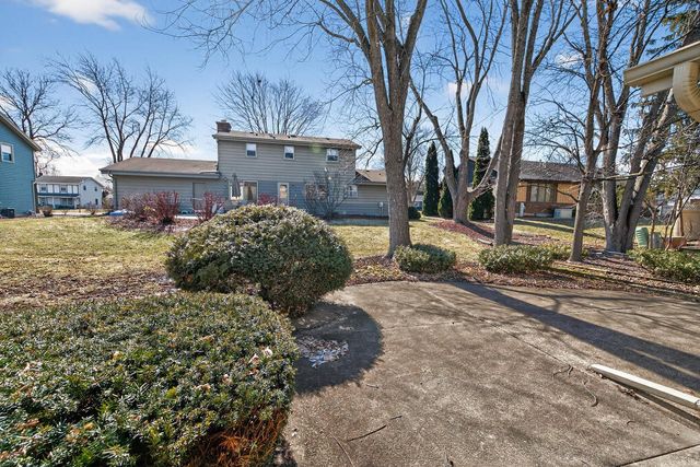 13755 W Crawford DRIVE, New Berlin, WI 53151