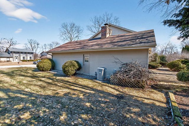 13755 W Crawford DRIVE, New Berlin, WI 53151