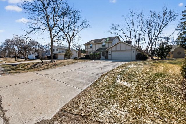13755 W Crawford DRIVE, New Berlin, WI 53151
