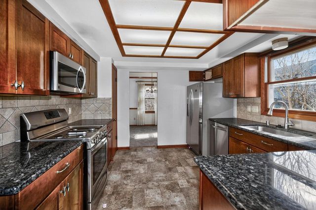 13755 W Crawford DRIVE, New Berlin, WI 53151