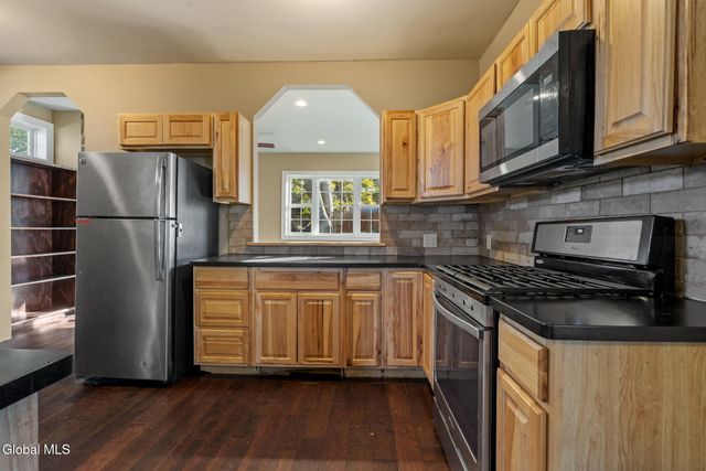 8 Glebe Street, Johnstown, NY 12095