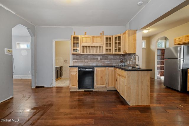 8 Glebe Street, Johnstown, NY 12095