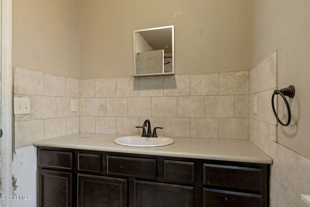 8 Glebe Street, Johnstown, NY 12095