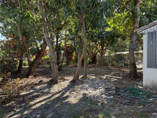 2750 SW 26th St, Miami, FL 33133