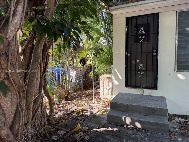 2750 SW 26th St, Miami, FL 33133