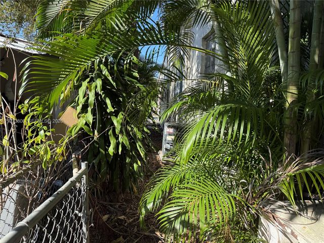 2750 SW 26th St, Miami, FL 33133