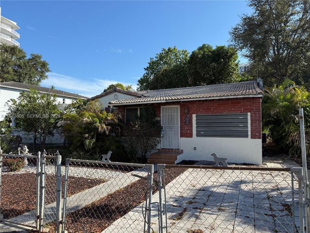 2750 SW 26th St, Miami, FL 33133