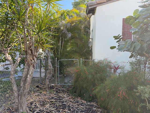 2750 SW 26th St, Miami, FL 33133