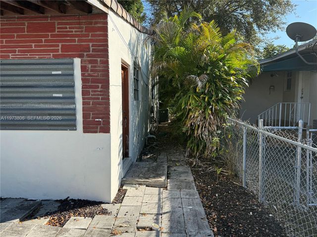2750 SW 26th St, Miami, FL 33133