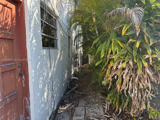 2750 SW 26th St, Miami, FL 33133