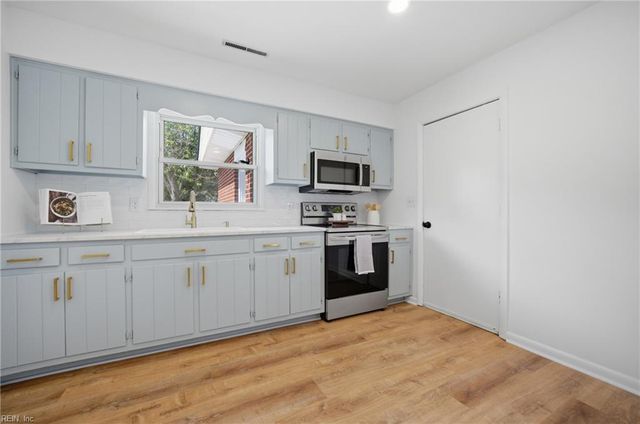 69 Stanley DR, Newport News, VA 23608