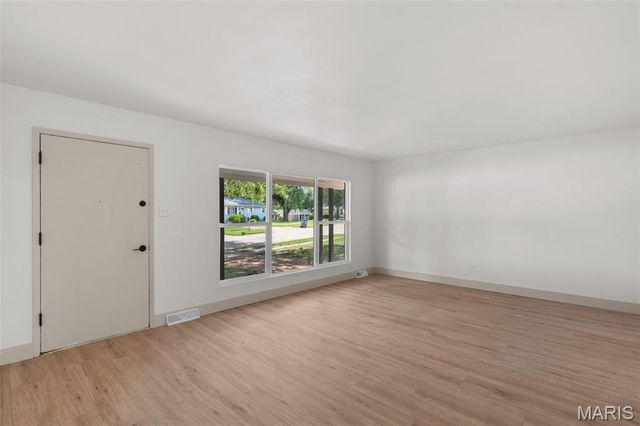 6705 Village Square Drive, Hazelwood, MO 63042