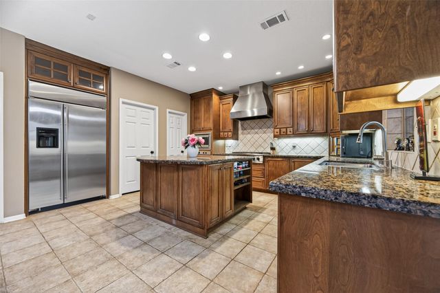 10 Mirror Ridge Drive, The Woodlands, TX 77382