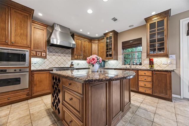 10 Mirror Ridge Drive, The Woodlands, TX 77382