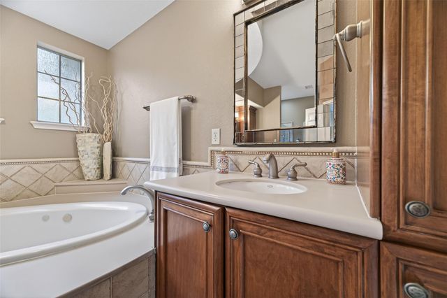 10 Mirror Ridge Drive, The Woodlands, TX 77382